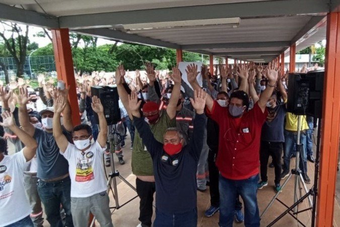Na manhã desta quarta-feira (25/11) trabalhadores da CEB realizaram ato contra a privatização da empresa em frente à CLDF - (crédito: Reprodução/André Gouveia) Na manhã desta quarta-feira (25/11) trabalhadores da CEB realizaram ato contra a privatização da empresa em frente à CLDF - (crédito: Reprodução/André Gouveia)