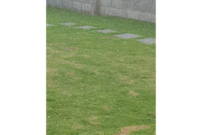 Moradores registram chuva de granizo em Jardins Mangueiral