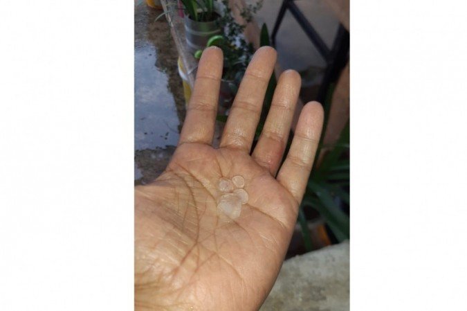 Moradores registram chuva de granizo em Jardins Mangueiral