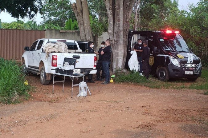 O carro da vítima, uma Hilux branca, foi encontrada estacionada em frente ao portão de uma residência, que não pertencia - (crédito: Darcianne Diogo/CB/D.A Press) O carro da vítima, uma Hilux branca, foi encontrada estacionada em frente ao portão de uma residência, que não pertencia - (crédito: Darcianne Diogo/CB/D.A Press)