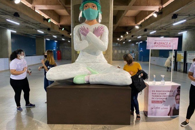 Público é convidado a assinar a boneca de gesso, em apoio a profissionais - (crédito: Divulgação / Cofen) Público é convidado a assinar a boneca de gesso, em apoio a profissionais - (crédito: Divulgação / Cofen)