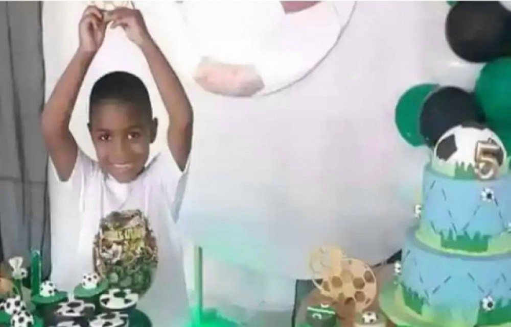 Após perda do filho, mãe de Miguel se matricula em curso de direito