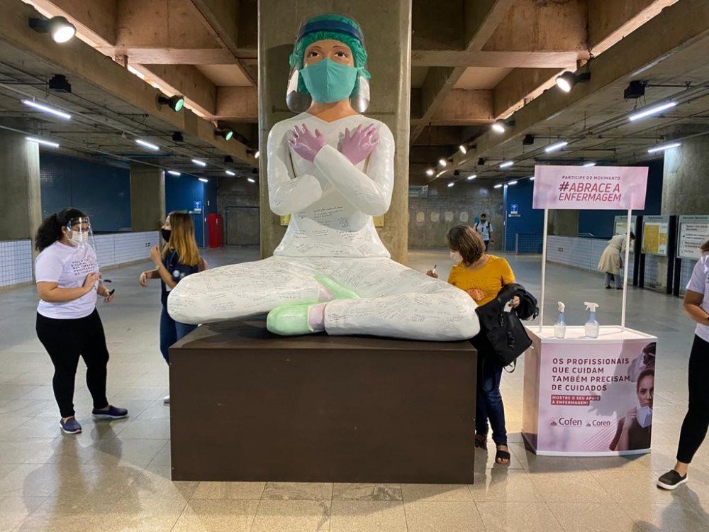 Conselhos de enfermagem instalam boneca gigante na Estação Central do Metrô