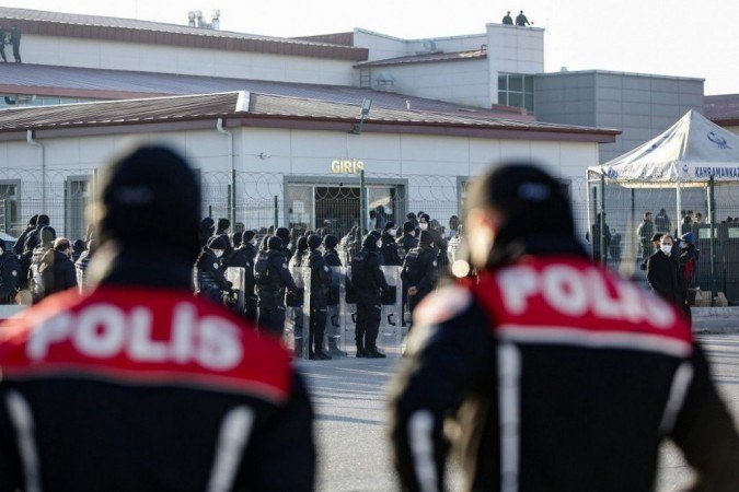 Policiais turcos montam guarda na entrada da Instituição Penal Sincan no 4º Tribunal Penal Pesado, perto de Ancara, antes do julgamento dos 500 suspeitos da tentativa de golpe de 2016. - (crédito: STRINGER / AFP) Policiais turcos montam guarda na entrada da Instituição Penal Sincan no 4º Tribunal Penal Pesado, perto de Ancara, antes do julgamento dos 500 suspeitos da tentativa de golpe de 2016. - (crédito: STRINGER / AFP)