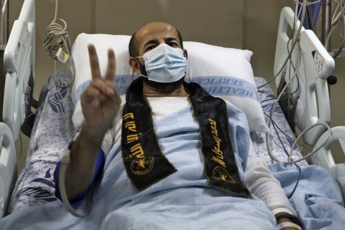 O detido palestino Maher al-Akhras no Hospital al-Najah na cidade de Nablus, na Cisjordânia, após sua libertação pelas autoridades israelenses, em 26 de novembro de 2020. - (crédito: JAAFAR ASHTIYEH / AFP) O detido palestino Maher al-Akhras no Hospital al-Najah na cidade de Nablus, na Cisjordânia, após sua libertação pelas autoridades israelenses, em 26 de novembro de 2020. - (crédito: JAAFAR ASHTIYEH / AFP)
