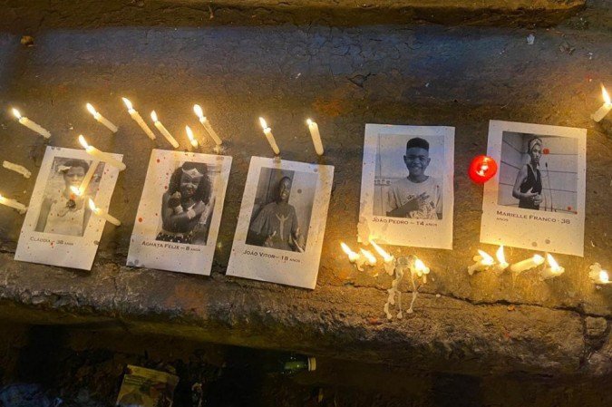 Manifestantes protestam na frente de supermercado Carrefour na Asa Sul