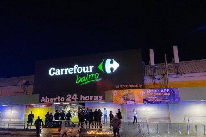 Manifestantes protestam na frente de supermercado Carrefour na Asa Sul