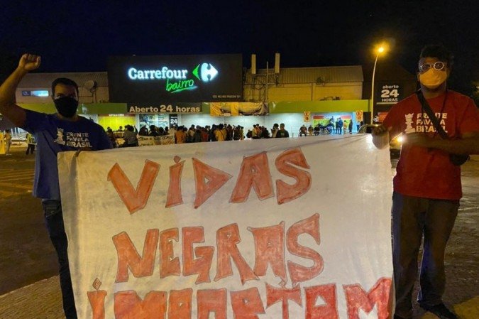 Protesto contra o Carrefour na Asa Sul: luta contra o racismo estrutural - (crédito: Bárbara Fragoso/CB/D.A Press) Protesto contra o Carrefour na Asa Sul: luta contra o racismo estrutural - (crédito: Bárbara Fragoso/CB/D.A Press)