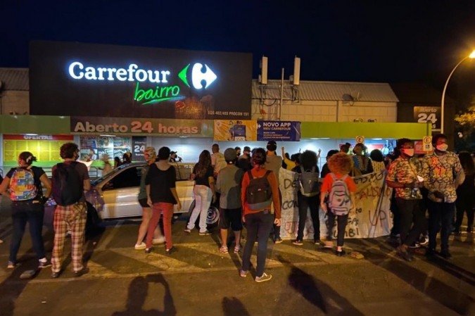 Manifestantes protestam na frente de supermercado Carrefour na Asa Sul