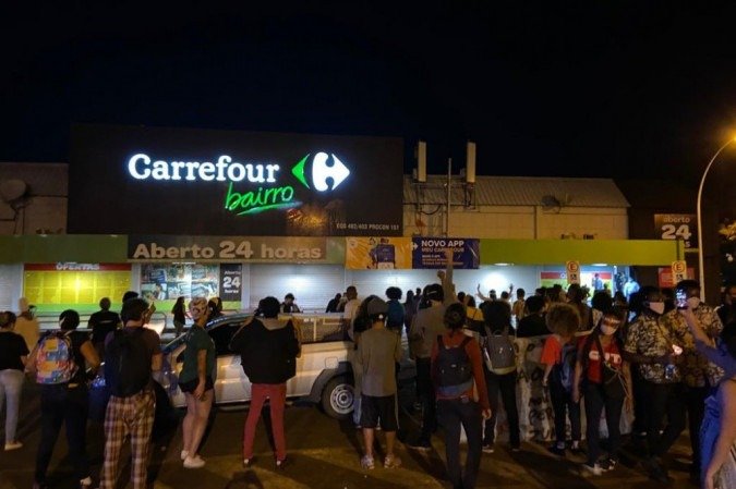 Concentração em frente ao mercado começou por volta das 18h - (crédito: Bárbara Fragoso/CB/D.A Press) Concentração em frente ao mercado começou por volta das 18h - (crédito: Bárbara Fragoso/CB/D.A Press)