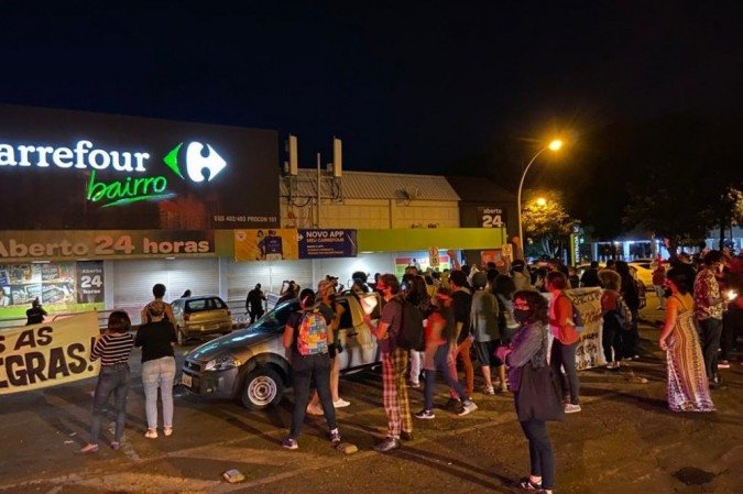 Manifestantes protestam na frente de supermercado Carrefour na Asa Sul
