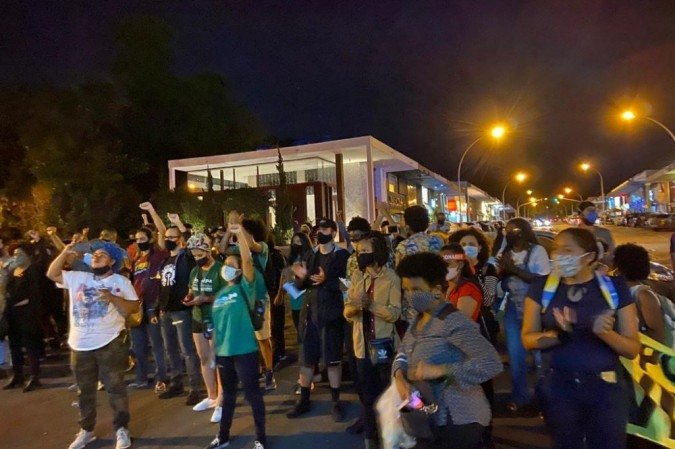 Manifestantes protestam na frente de supermercado Carrefour na Asa Sul