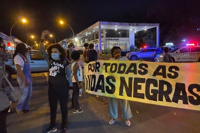 Manifestantes protestam na frente de supermercado Carrefour na Asa Sul