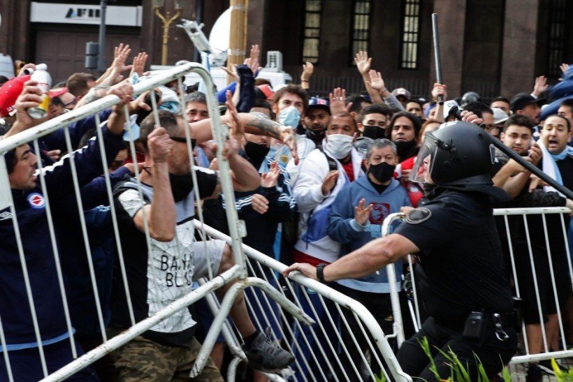 Tumulto nas ruas de Buenos Aires devido ao velório de Diego Maradona 