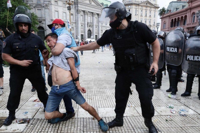 Tumulto nas ruas de Buenos Aires devido ao velório de Diego Maradona 