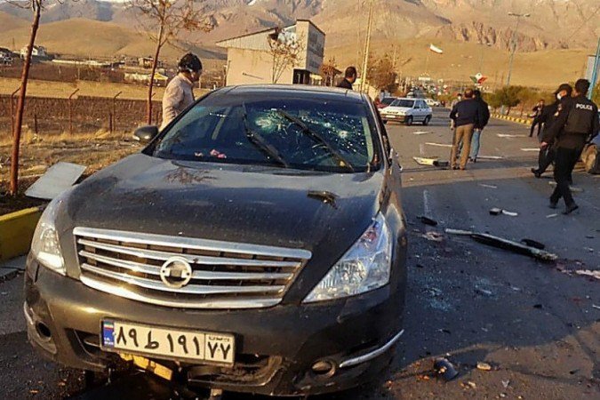 Uma foto distribuída pela TV estatal do Irã (IRIB) em 27 de novembro de 2020 mostra o carro danificado do cientista nuclear iraniano Mohsen Fakhrizadeh após ter sido atacado perto da capital Teerã. - (crédito: IRIB NEWS AGENCY / AFP) Uma foto distribuída pela TV estatal do Irã (IRIB) em 27 de novembro de 2020 mostra o carro danificado do cientista nuclear iraniano Mohsen Fakhrizadeh após ter sido atacado perto da capital Teerã. - (crédito: IRIB NEWS AGENCY / AFP)