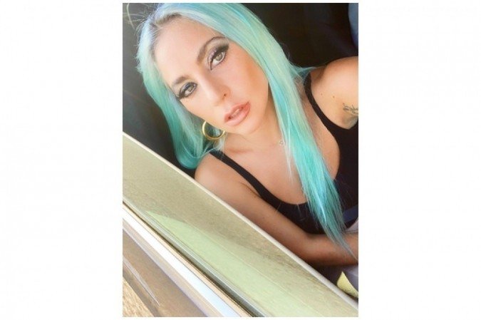 Lady Gaga tem trocado a cor do cabelo com frequ&ecirc;ncia. De vez em quando, ela simplesmente fica loira. O cabelo j&aacute; descolorido permite a varia&ccedil;&atilde;o