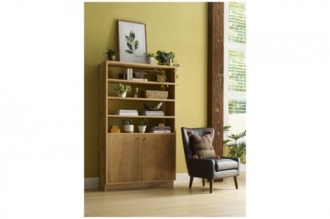  Cor Palha de Babaçu SW 9026, da Sherwin-Williams. O ambiente claro, com a parede amarelada e móveis em madeira, traz aspecto rústico, relacionado aos espaços mais rurais do DF