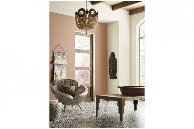 Cor Pavê de Chocolate SW 6053, da Sherwin-Williams. Uma parede colorida traz um ponto de atenção em um espaço mais claro, semelhante à arquitetura candanga 