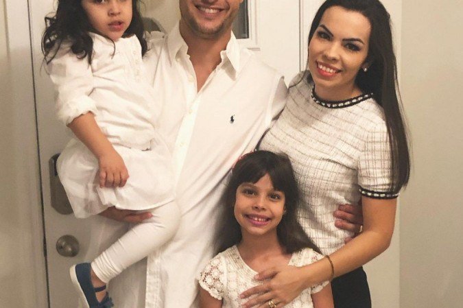 Laura Büchelhe com sua mãe, Bruna Büchele, à direita; seu pai, Edson L Büchele Jr, à esquerda; e irmã, Luiza Büchele no colo do pai