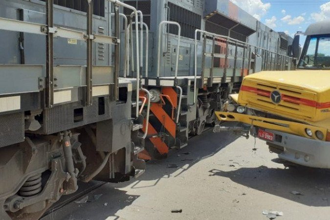 Colisão entre caminhão e trem no acesso a Cidade do Automóvel