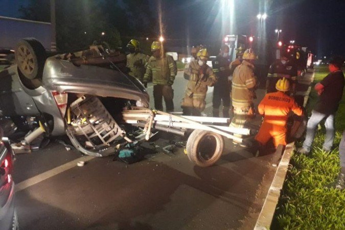 Ve&iacute;culo capota na liga&ccedil;&atilde;o entre a Via Estrutural e a EPTG e interdita duas faixas