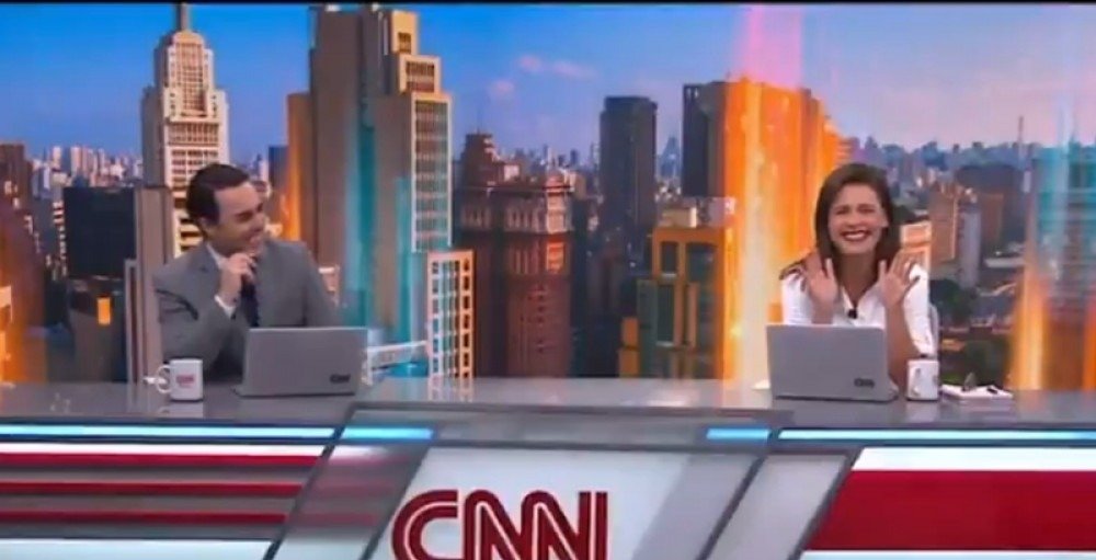 Apresentadores da CNN Brasil têm ataque de riso durante o jornal