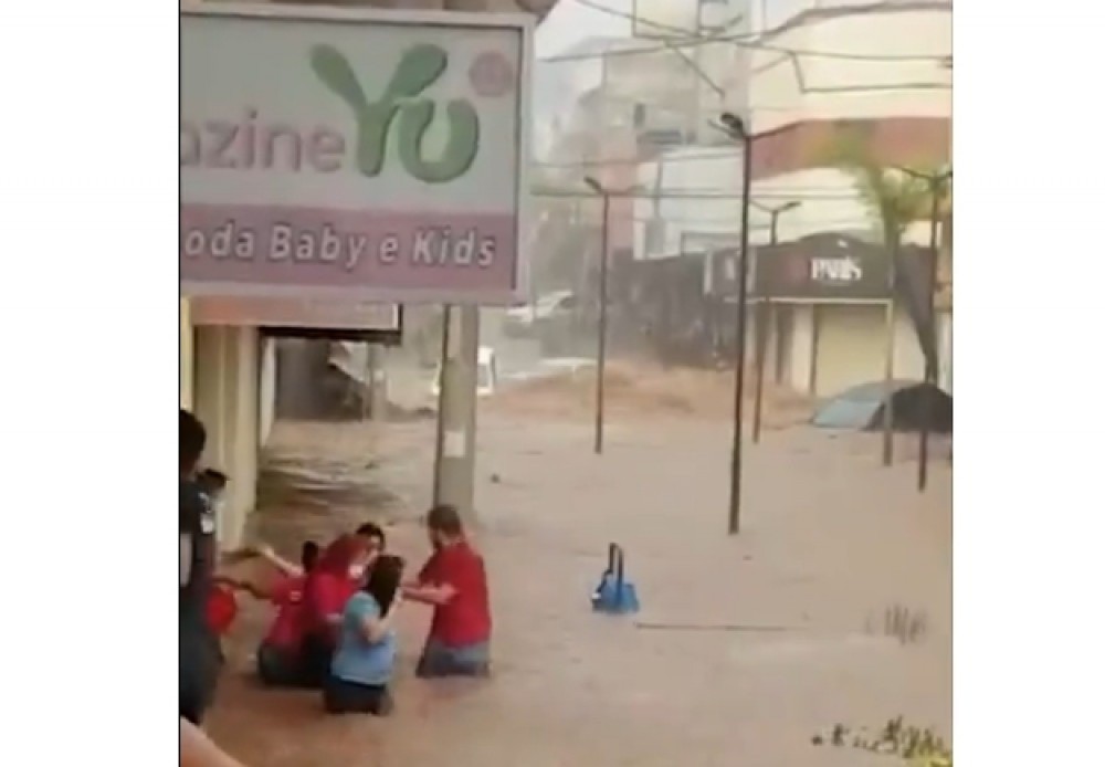 Chuva forte leva bombeiros a resgatar moradores em São Carlos