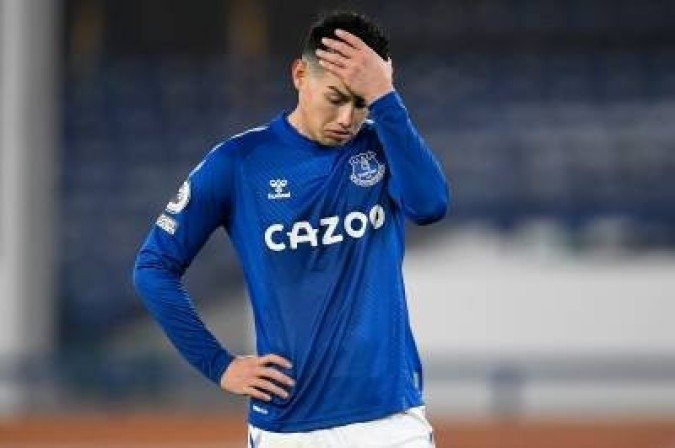 Everton's Colombian midfielder James Rodriguez reacts during the English Premier League football match between Everton and Leeds United at Goodison Park in Liverpool, north west England on November 28, 2020. RESTRICTED TO EDITORIAL USE. No use with unauthorized audio, video, data, fixture lists, club/league logos or 'live' services. Online in-match use limited to 120 images. An additional 40 images may be used in extra time. No video emulation. Social media in-match use limited to 120 images. An additional 40 images may be used in extra time. No use in betting publications, games or single club/league/player publications. / AFP / POOL / PETER POWELL / RESTRICTED TO EDITORIAL USE. No use with unauthorized audio, video, data, fixture lists, club/league logos or 'live' services. Online in-match use limited to 120 images. An additional 40 images may be used in extra time. No video emulation. Social media in-match use limited to 120 images. An additional 40 images may be used in extra time. No use in betting publications, games or single club/league/player publications. - (crédito: PETER POWELL) Everton's Colombian midfielder James Rodriguez reacts during the English Premier League football match between Everton and Leeds United at Goodison Park in Liverpool, north west England on November 28, 2020. RESTRICTED TO EDITORIAL USE. No use with unauthorized audio, video, data, fixture lists, club/league logos or 'live' services. Online in-match use limited to 120 images. An additional 40 images may be used in extra time. No video emulation. Social media in-match use limited to 120 images. An additional 40 images may be used in extra time. No use in betting publications, games or single club/league/player publications. / AFP / POOL / PETER POWELL / RESTRICTED TO EDITORIAL USE. No use with unauthorized audio, video, data, fixture lists, club/league logos or 'live' services. Online in-match use limited to 120 images. An additional 40 images may be used in extra time. No video emulation. Social media in-match use limited to 120 images. An additional 40 images may be used in extra time. No use in betting publications, games or single club/league/player publications. - (crédito: PETER POWELL)