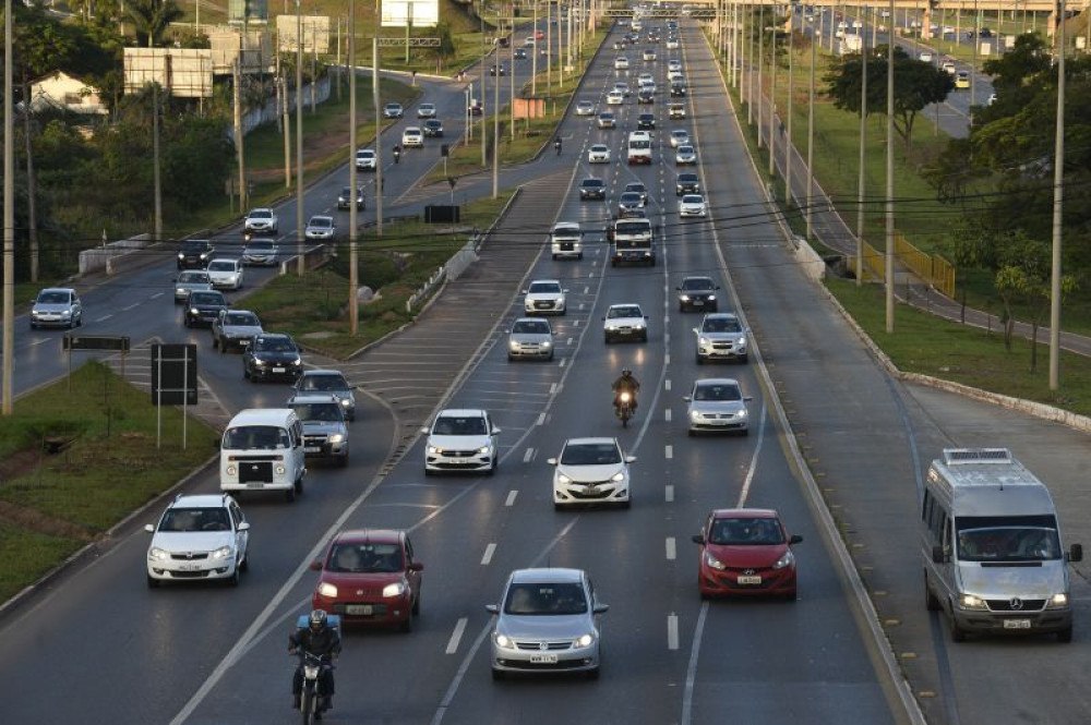 Sinalização asfáltica de 11 rodovias do DF passará por obras de restauração