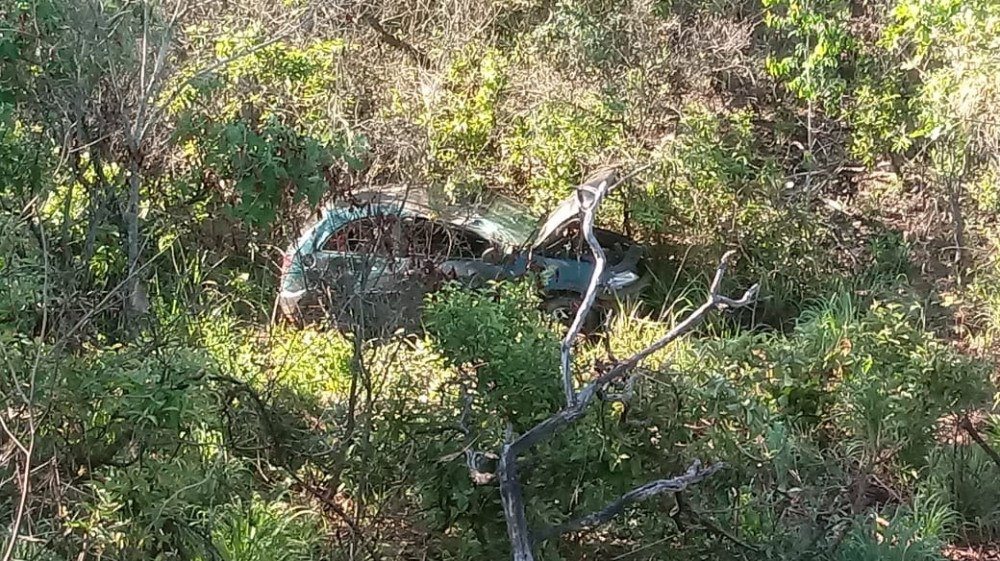 Motorista capota carro e cai em ribanceira na BR-251, no DF