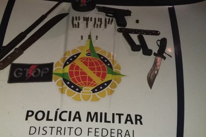Com os suspeitos foram encontrados um pistola com 19 munições, uma faca, um facão e um bastão retrátil - (crédito: Divulgação PMDF) Com os suspeitos foram encontrados um pistola com 19 munições, uma faca, um facão e um bastão retrátil - (crédito: Divulgação PMDF)