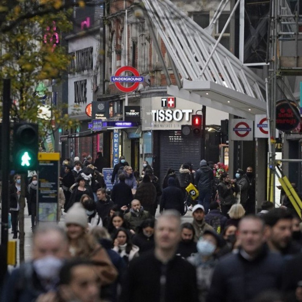 Ingleses voltam a bares sal es e lojas em nova fase de