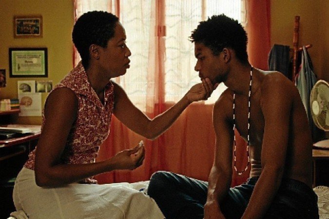 Mariana Nunes e Juan Paiva em cena de M-8 — Quando a morte socorre a vida