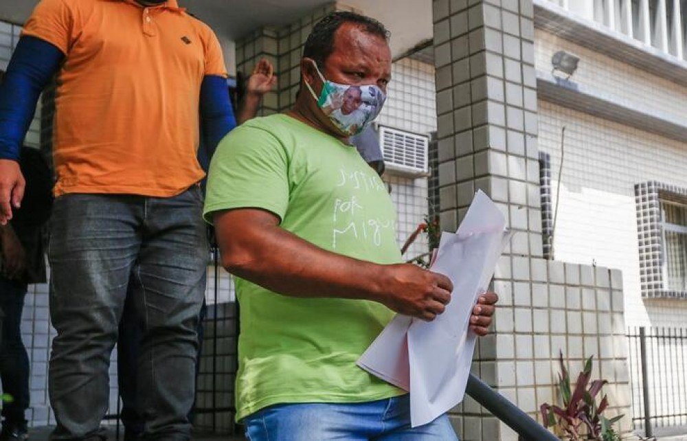 Caso Miguel: População protesta em frente ao local do julgamento de Sari