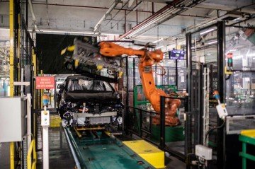 A linha de montagem produzindo o carro elétrico Renault Zoe e o veículo híbrido Nissan Micra em Flins-sur-Seine em 6 de maio de 2020. Para reabrir após o bloqueio de 17 de março em toda a França, a fábrica teve que aplicar todas as medidas de segurança necessárias para reduzir qualquer disseminação de COVID-19 na fábrica de montagem, com os trabalhadores tendo que usar máscaras de proteção e luvas e mergulhar a linha de montagem em peças individuais para detectar qualquer contaminação de pessoa para pessoa.  -  (crédito: AFP/Martin Bureau)