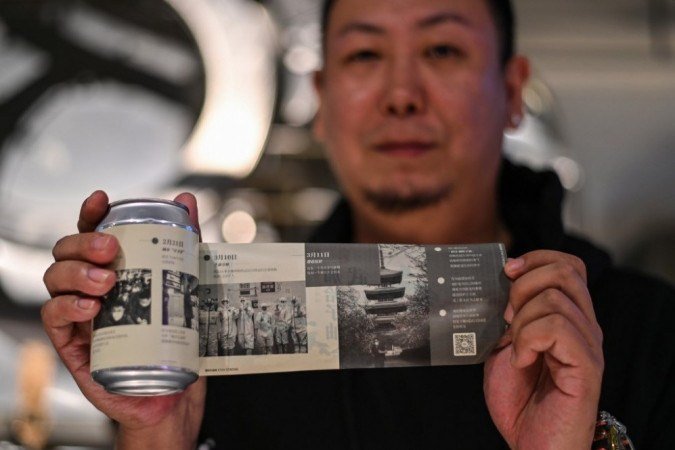 Quando o coronavírus emergiu em Wuhan e a cidade chinesa entrou em um bloqueio estrito de 76 dias, Wang Fan resolveu comemorar o período turbulento da maneira que ele sabia - por meio da cerveja. - (crédito: Hector RETAMAL / AFP) Quando o coronavírus emergiu em Wuhan e a cidade chinesa entrou em um bloqueio estrito de 76 dias, Wang Fan resolveu comemorar o período turbulento da maneira que ele sabia - por meio da cerveja. - (crédito: Hector RETAMAL / AFP)