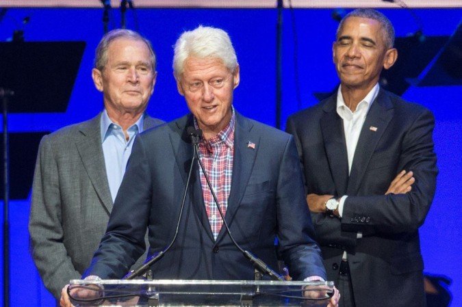 Clinton ao lado dos também ex-presidentes George W. Bush e Barack Obama - (crédito: AFP / JIM CHAPIN) Clinton ao lado dos também ex-presidentes George W. Bush e Barack Obama - (crédito: AFP / JIM CHAPIN)