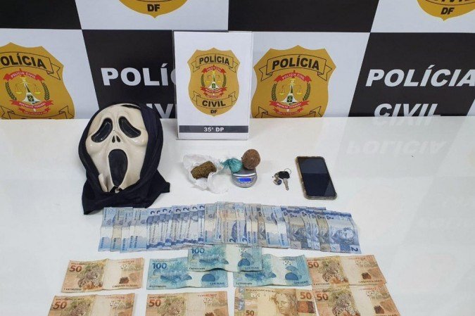 Na casa do suspeito, policiais apreenderam uma máscara de fantasma e R$ 668 em espécie -  (crédito: PCDF/Divulgação)