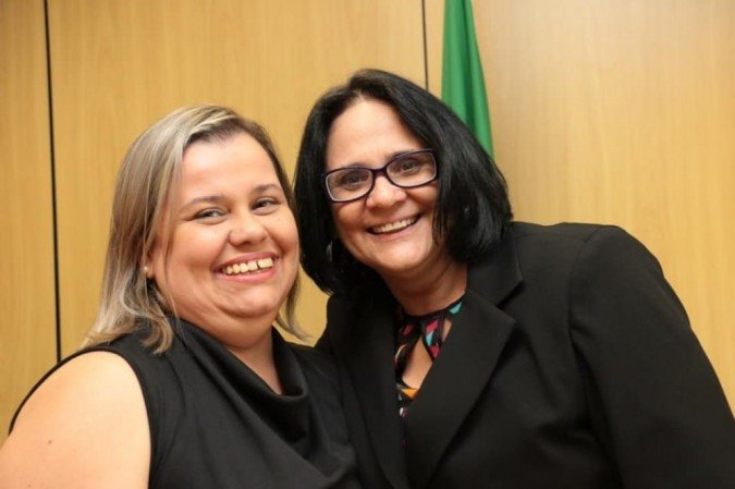 Secretária ao lado da ministra Damares - (crédito: Reprodução / Redes Sociais) Secretária ao lado da ministra Damares - (crédito: Reprodução / Redes Sociais)