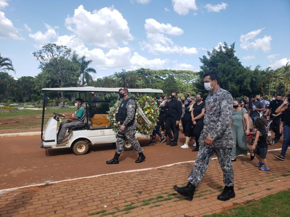 Sepultamento de Roosevelt Albuquerque da Silva, de 31 anos