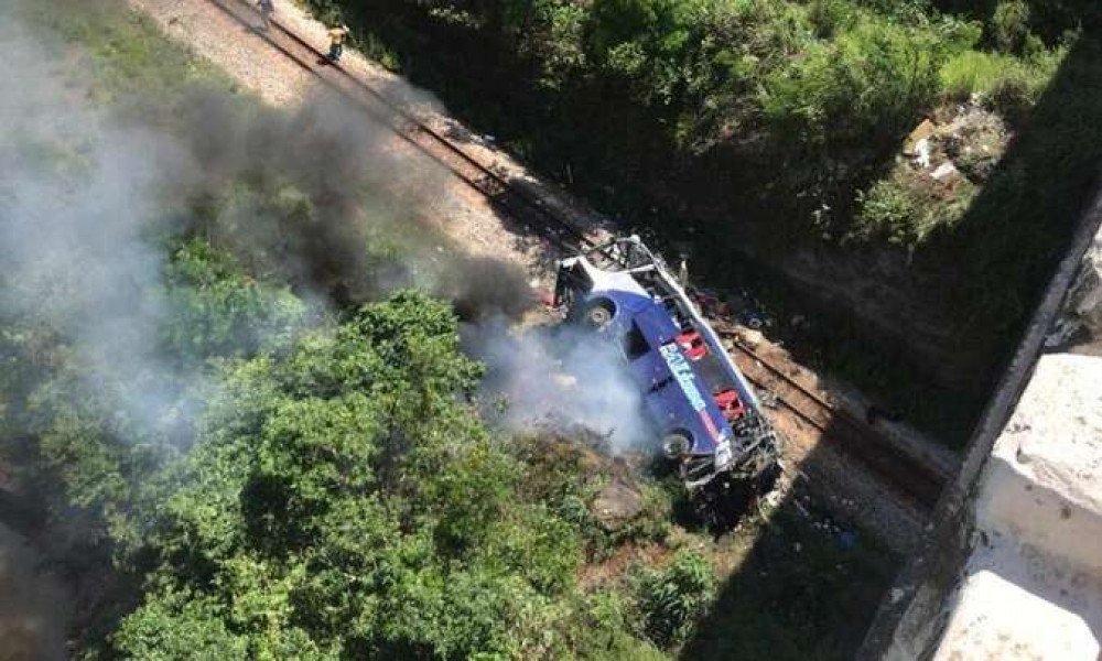 Ônibus cai de ponte e deixa ao menos 10 mortos e 30 feridos em MG