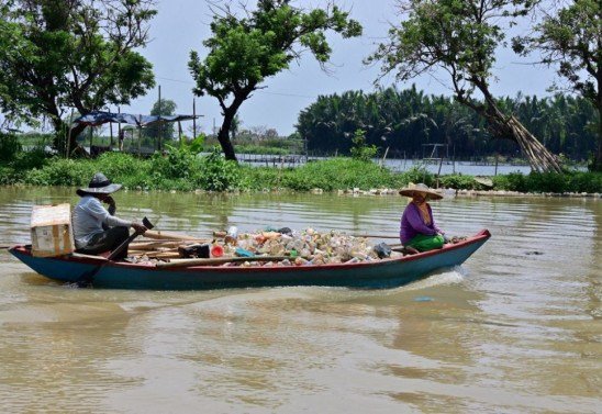 Esta foto tirada em 20 de outubro de 2020 mostra idosos recolhendo copos plásticos reciclados em um barco perto de Teluk Naga, Tangerang, província de Banten. Os cientistas estão recorrendo à tecnologia de satélite para rastrear essa montanha de resíduos e descobrir como o segundo maior contribuinte de resíduos marinhos do mundo - perdendo apenas para a China - pode resolver a bagunça.