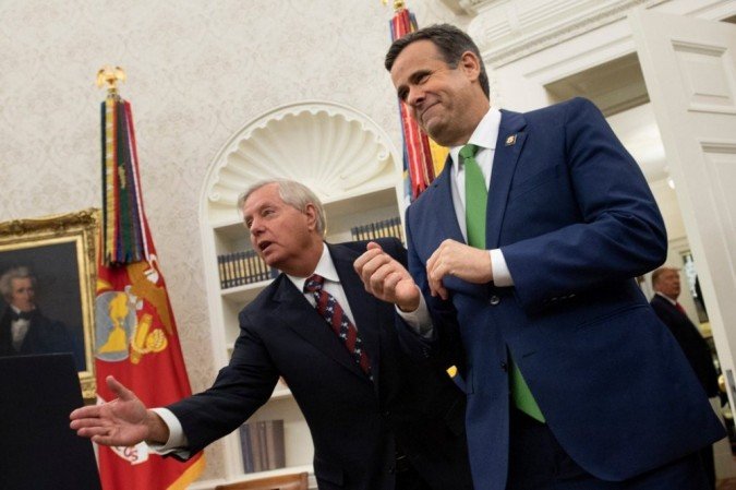 O senador Lindsey Graham (E-C) e o diretor da Inteligência Nacional John Ratcliffe (D) no Salão Oval da Casa Branca em 3 de dezembro de 2020, em Washington, DC. - (crédito: Brendan Smialowski / AFP) O senador Lindsey Graham (E-C) e o diretor da Inteligência Nacional John Ratcliffe (D) no Salão Oval da Casa Branca em 3 de dezembro de 2020, em Washington, DC. - (crédito: Brendan Smialowski / AFP)