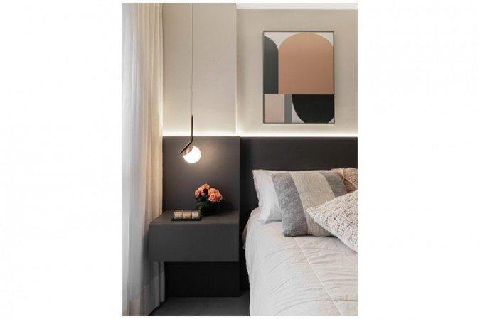 O quarto do casal fica no andar superior: ambiente confortável e aconchegante