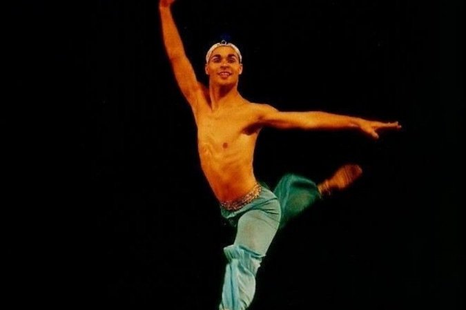 Professor de balé clássico e jazz, para Rodrigo Mena, existe um processo de libertação pela dança