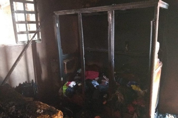 Incêndio atingiu casa no Sol Nascente nesta sexta-feira (4/12). Quarto ficou destruído pelas chamas. -  (crédito: Corpo Militar de Bombeiros do DF)