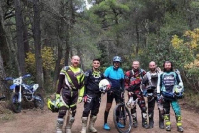 PM Mitsotakis (centro) posa com motociclistas no Monte Parnitha. - (crédito: Reprodução/ Redes Sociais) PM Mitsotakis (centro) posa com motociclistas no Monte Parnitha. - (crédito: Reprodução/ Redes Sociais)