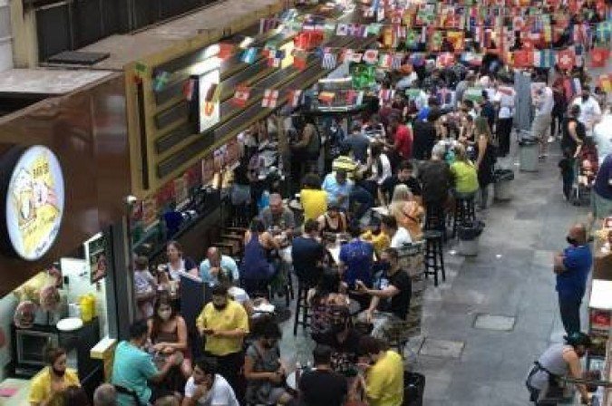 05/12/2020. Cr?dito: Paulo Pinto/Fotos Publicas. Brasil. S?o Paulo - SP. Pandemia coronav?rus. Paulistanos fazem compras para o Natal  com aglomera??o e pra?a de alimenta??o com mesas sem distanciamento, no Mercado Municipal de S?o Paulo.