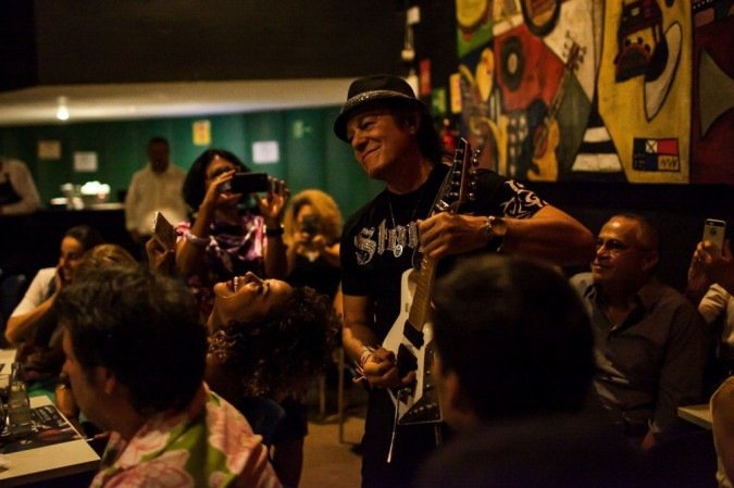 Armandinho Macedo com o público ao redor